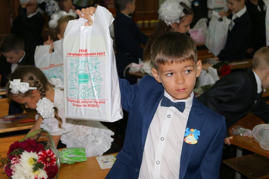 На Молодежном открыли большую детскую площадку На Молодежном открыли большую детскую площадку