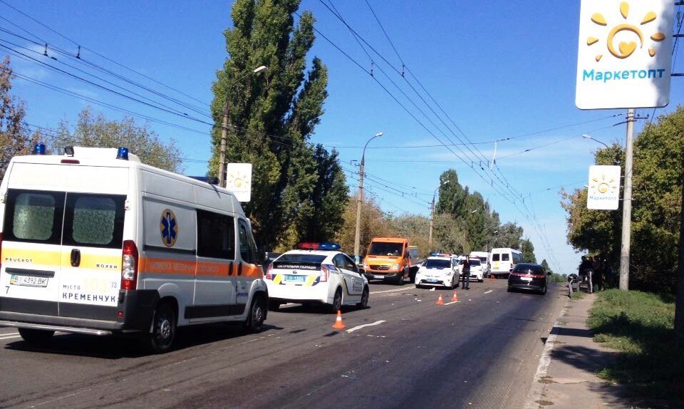 В Кременчуге на пивзаводовском мосту столкнулись маршрутка и Geely В Кременчуге на пивзаводовском мосту столкнулись маршрутка и Geely