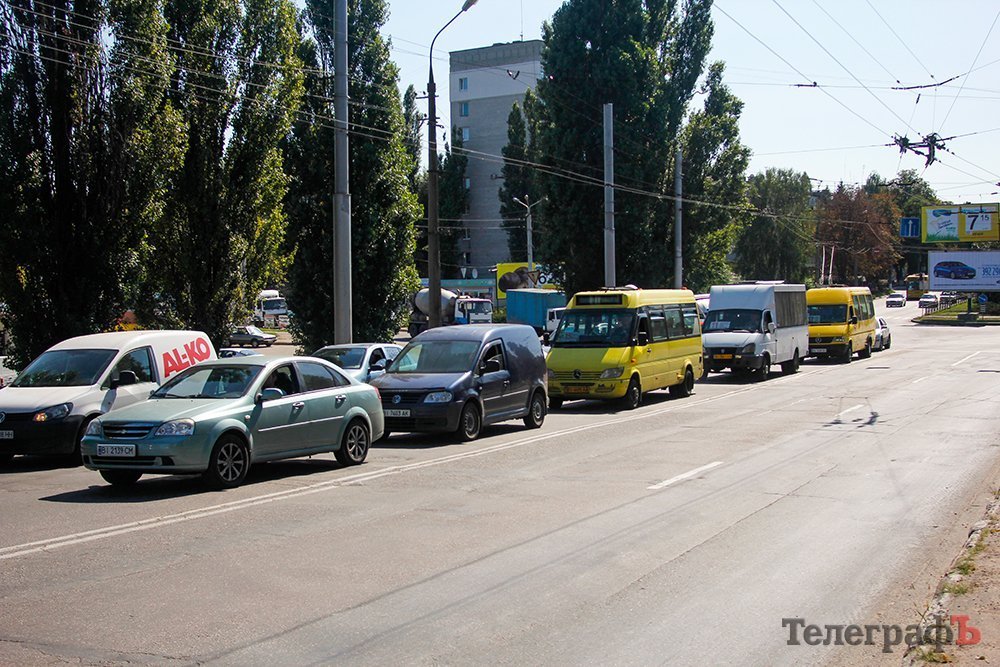 В Кременчуге на пивзаводовском мосту столкнулись маршрутка и Geely В Кременчуге на пивзаводовском мосту столкнулись маршрутка и Geely
