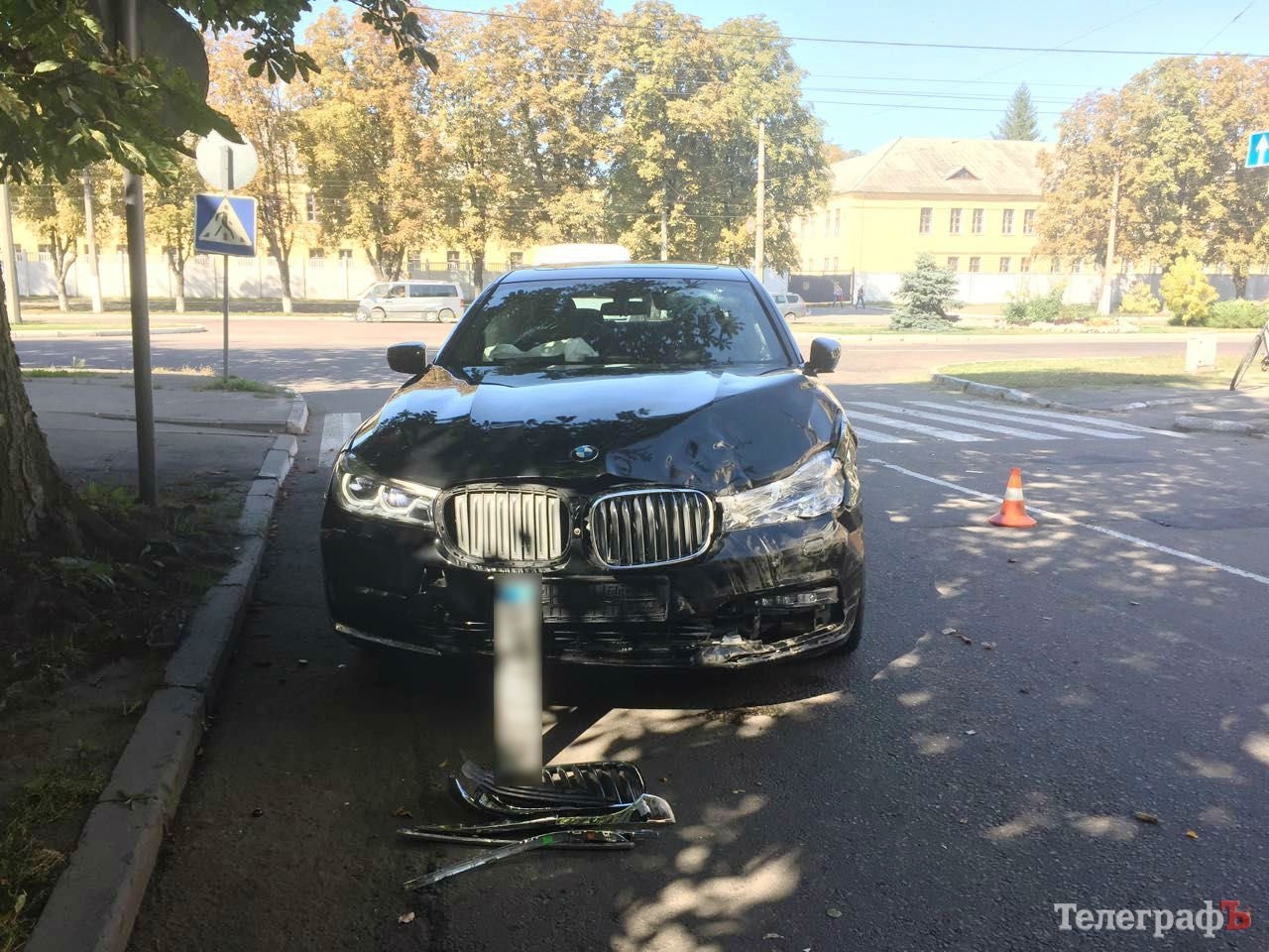 В Кременчуге столкнулись BMW и Opel – машина «вылетела» на тротуар В Кременчуге столкнулись BMW и Opel – машина «вылетела» на тротуар