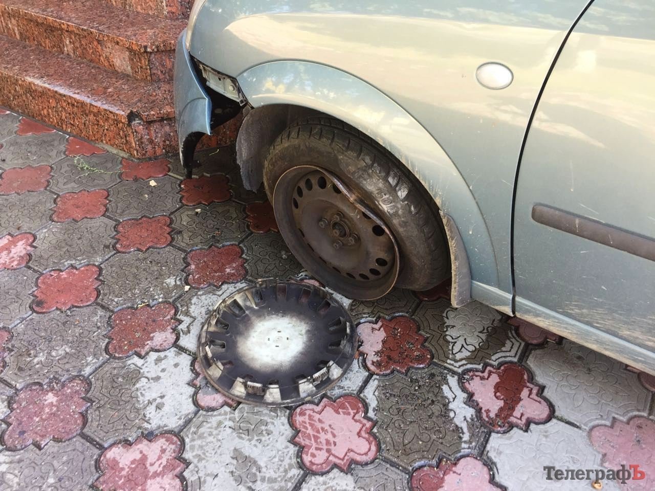 В Кременчуге столкнулись BMW и Opel – машина «вылетела» на тротуар В Кременчуге столкнулись BMW и Opel – машина «вылетела» на тротуар