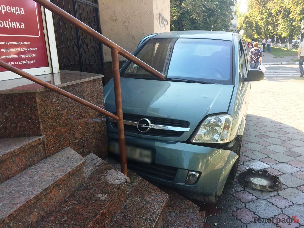 В Кременчуге столкнулись BMW и Opel – машина «вылетела» на тротуар В Кременчуге столкнулись BMW и Opel – машина «вылетела» на тротуар