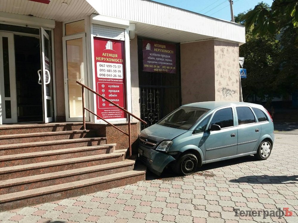 В Кременчуге столкнулись BMW и Opel – машина «вылетела» на тротуар В Кременчуге столкнулись BMW и Opel – машина «вылетела» на тротуар