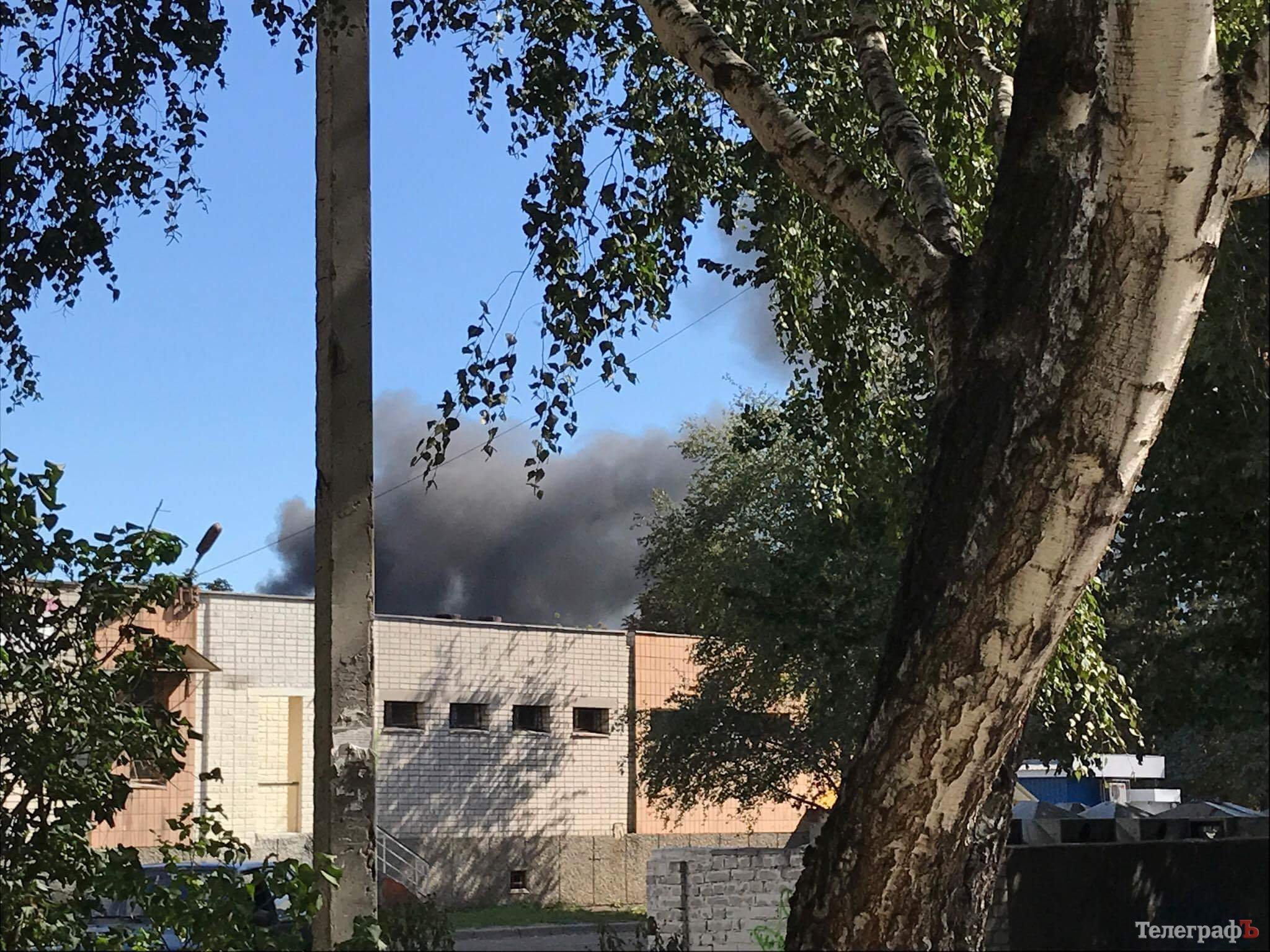 На Молодежном горело заброшенное предприятие На Молодежном горело заброшенное предприятие