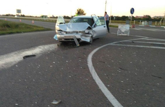 На Полтавщине на трассе столкнулись «ВАЗ» и грузовой фургон На Полтавщине на трассе столкнулись «ВАЗ» и грузовой фургон