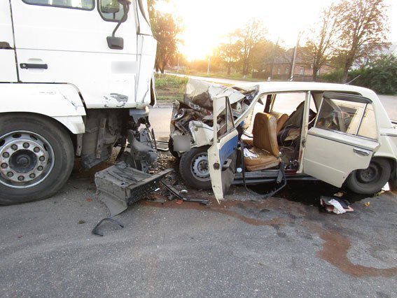 ВАЗ против фуры в лобовую на Полтавщине: 1 человек погиб и двое в больнице ВАЗ против фуры в лобовую на Полтавщине: 1 человек погиб и двое в больнице