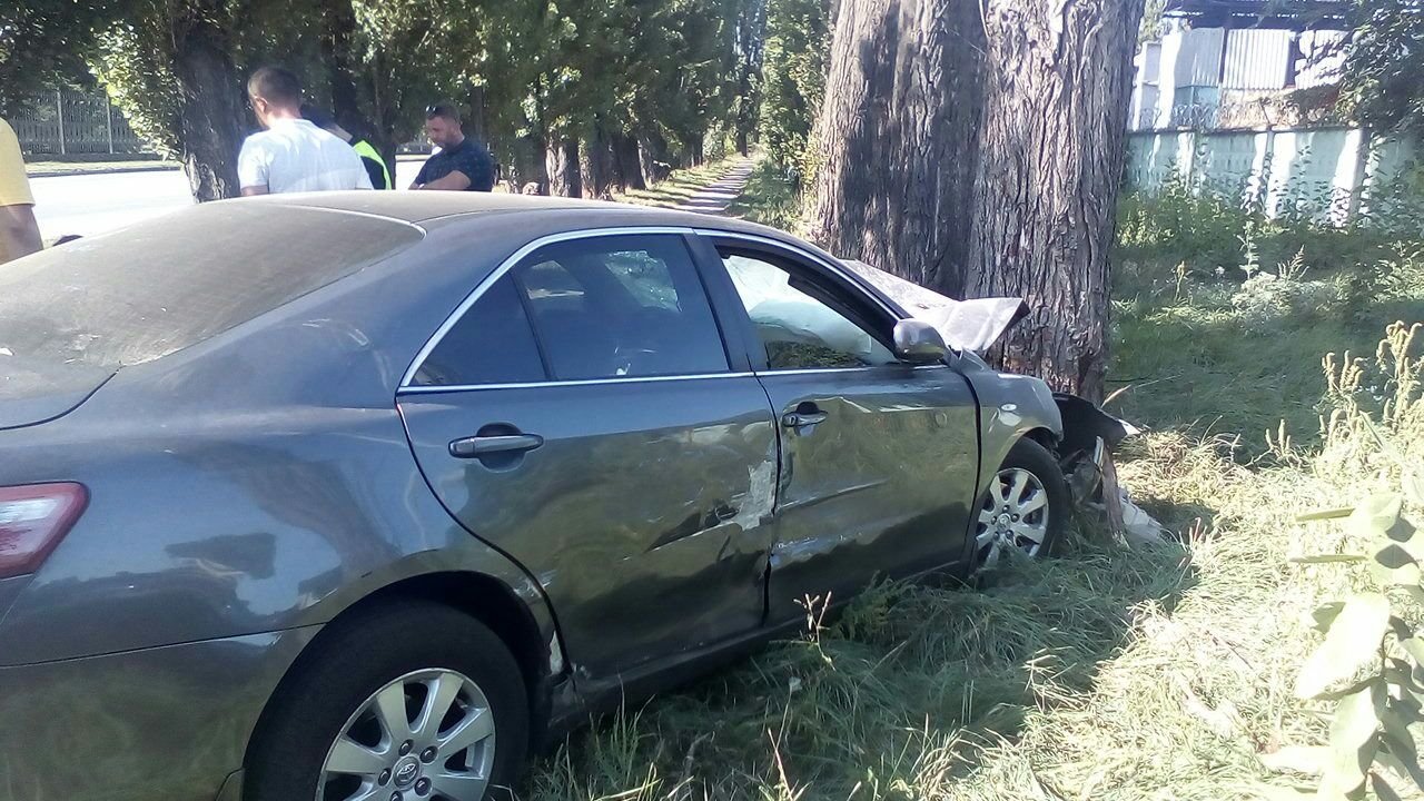В Кременчуге после столкновения с ГАЗелью Toyota «улетела» в дерево В Кременчуге после столкновения с ГАЗелью Toyota «улетела» в дерево