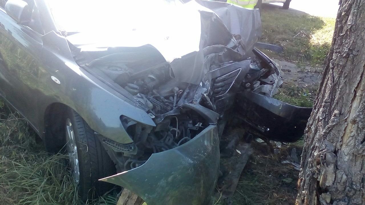 В Кременчуге после столкновения с ГАЗелью Toyota «улетела» в дерево В Кременчуге после столкновения с ГАЗелью Toyota «улетела» в дерево