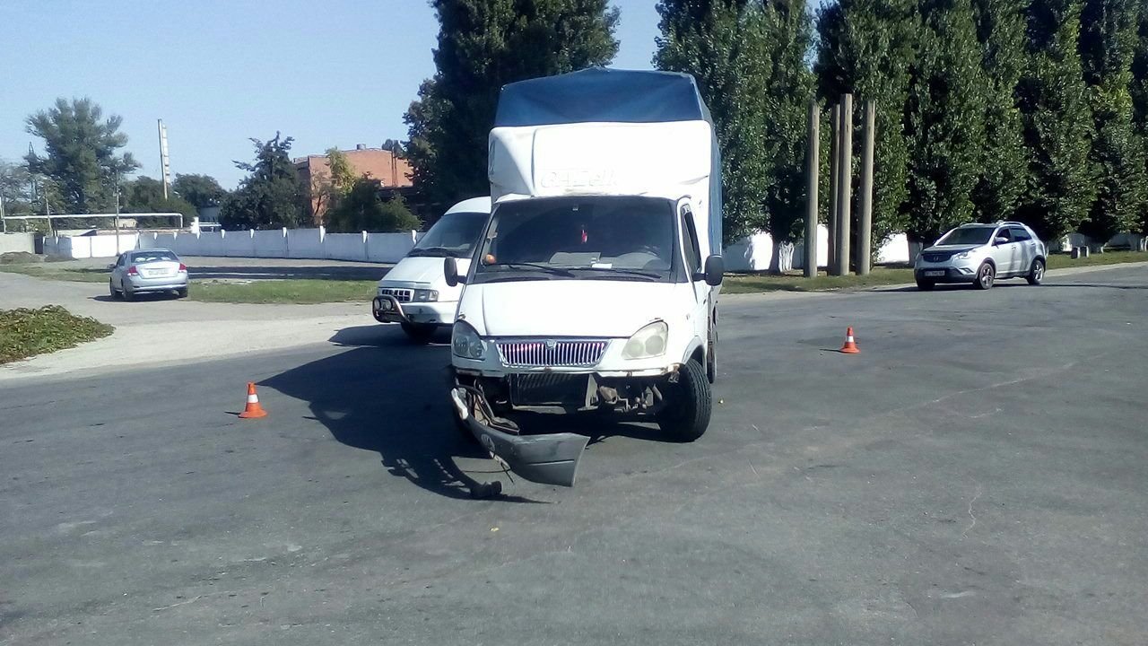 В Кременчуге после столкновения с ГАЗелью Toyota «улетела» в дерево В Кременчуге после столкновения с ГАЗелью Toyota «улетела» в дерево