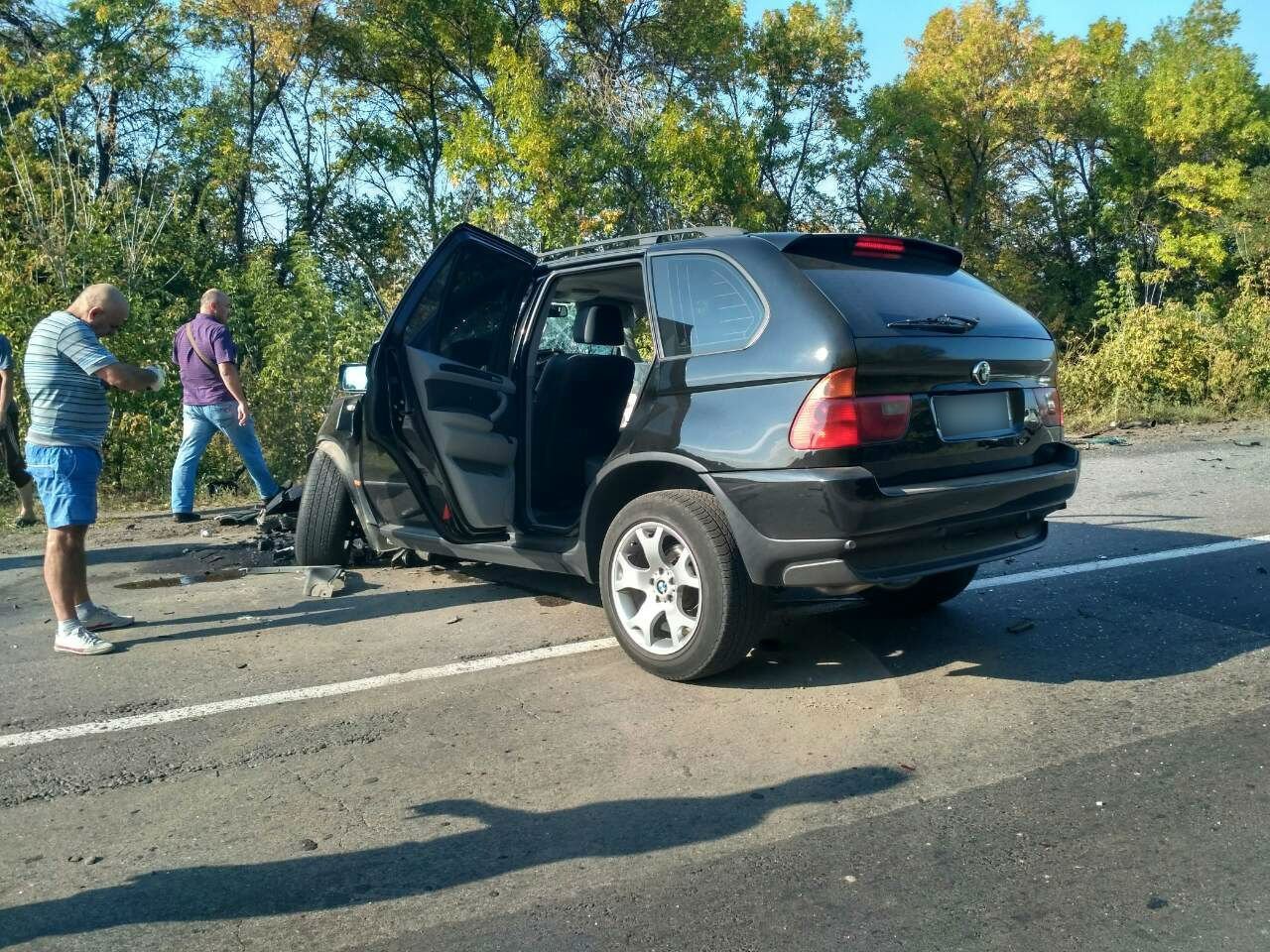По дороге на Александрию в лобовую столкнулись Volkswagen и BMW По дороге на Александрию в лобовую столкнулись Volkswagen и BMW