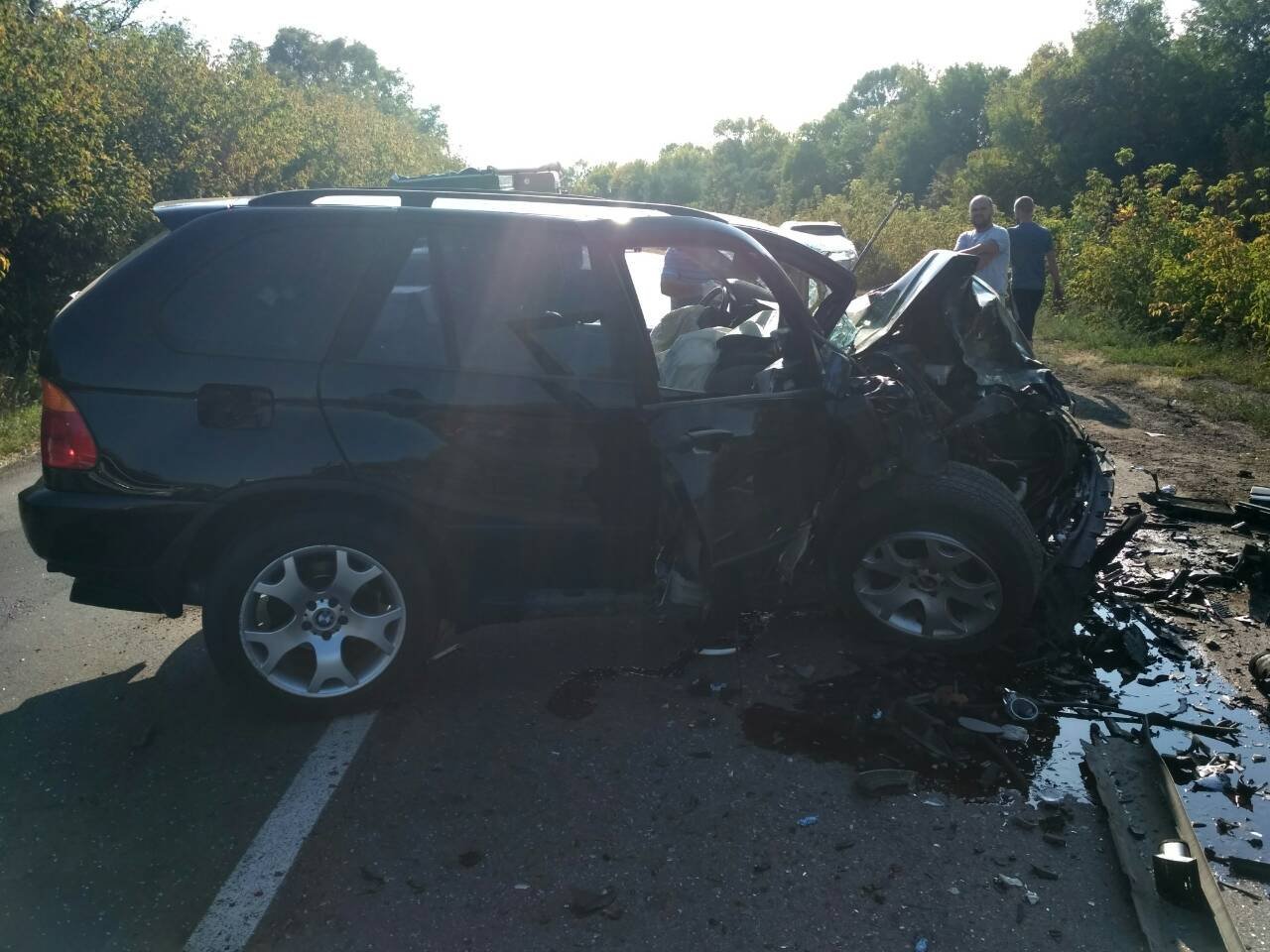 По дороге на Александрию в лобовую столкнулись Volkswagen и BMW По дороге на Александрию в лобовую столкнулись Volkswagen и BMW