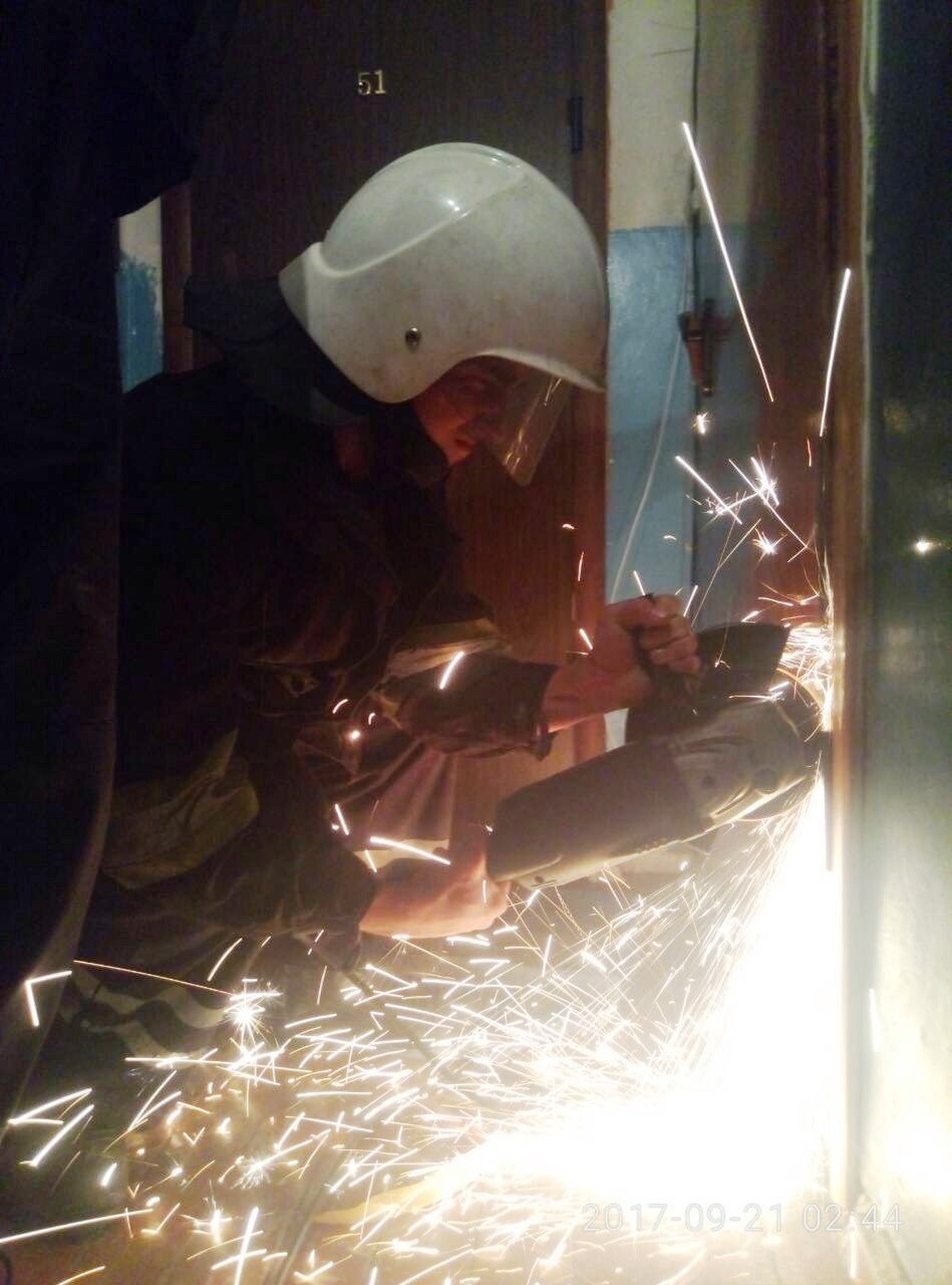 В Кременчуге спасатели срезали дверь в квартиру к спящему мальчику В Кременчуге спасатели срезали дверь в квартиру к спящему мальчику