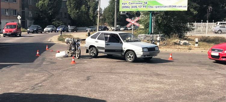 В Кременчуге ВАЗ сбил мопедиста: женщина-пассажир в больнице В Кременчуге ВАЗ сбил мопедиста: женщина-пассажир в больнице