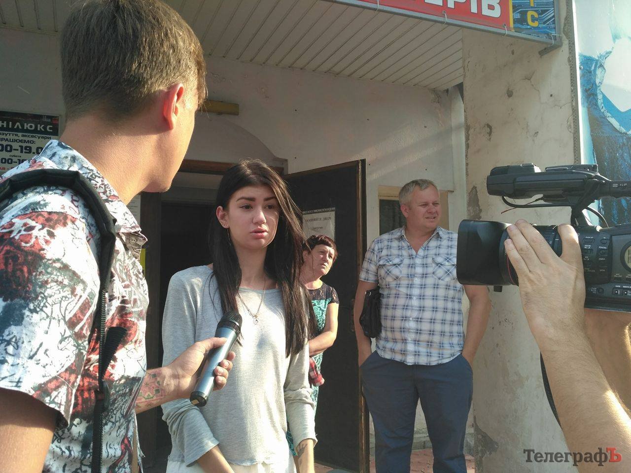 В Кременчуге дерево упало на три автомобиля: в одном из них была девушка В Кременчуге дерево упало на три автомобиля: в одном из них была девушка