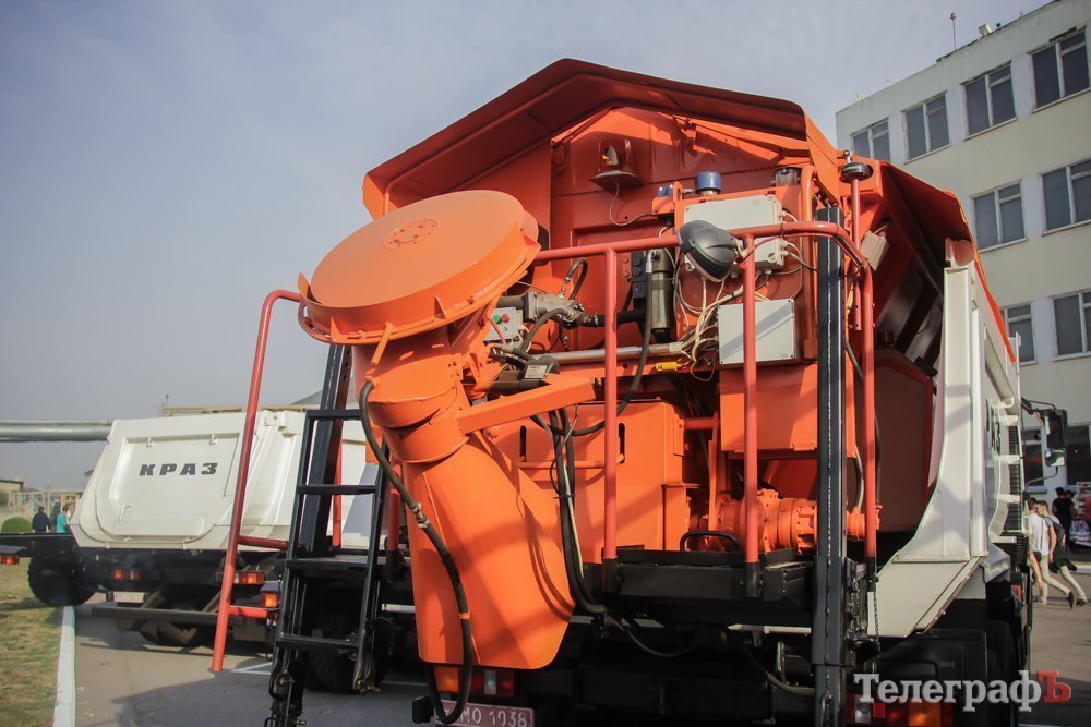 На КрАЗе показали новый автомобиль-пылесос: симбиоз сотрудничества с кременчугскими вагоностроителями На КрАЗе показали новый автомобиль-пылесос: симбиоз сотрудничества с кременчугскими вагоностроителями