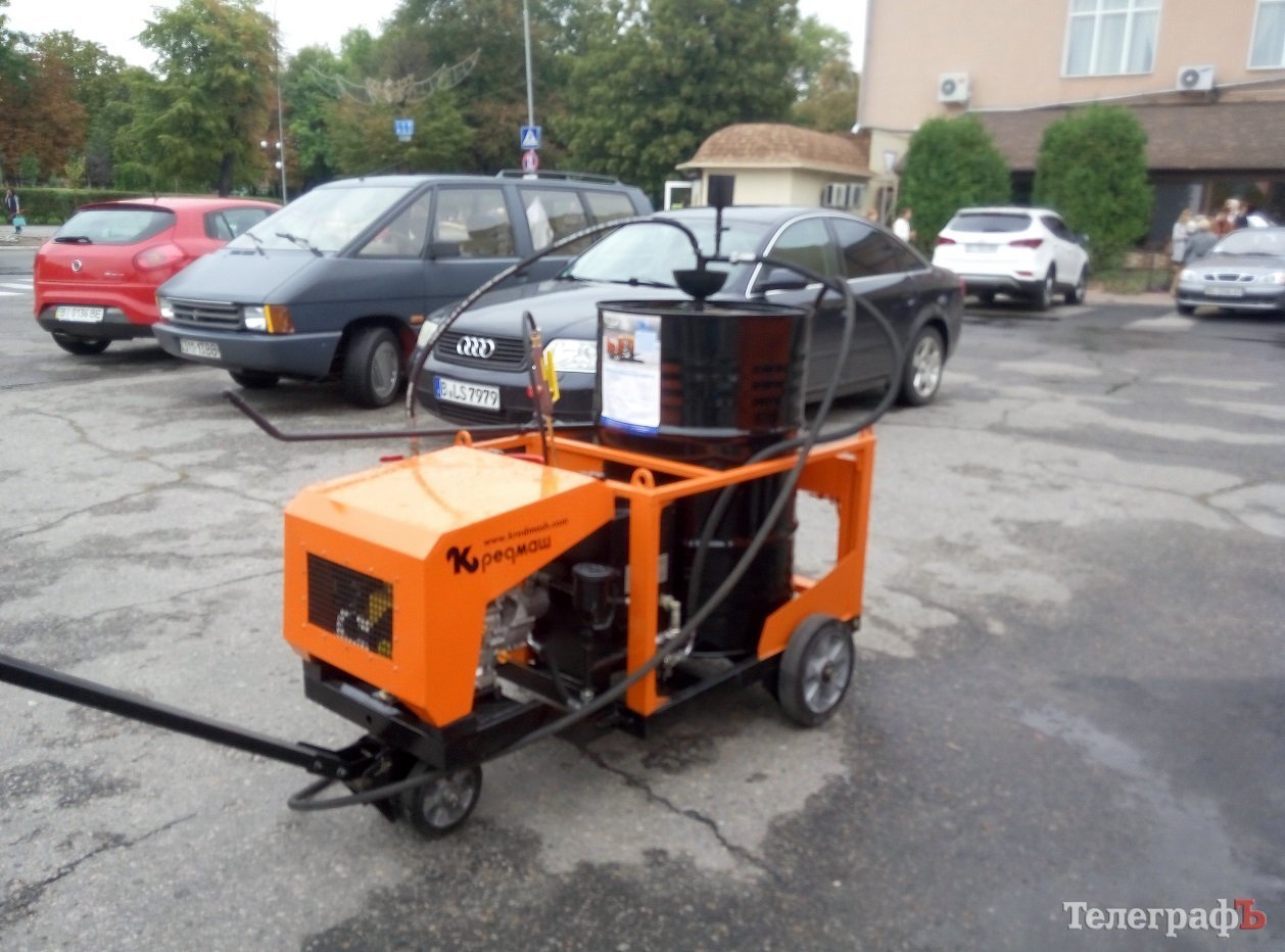 Кременчугский завод дорожных машин представил горожанам образцы новой техники Кременчугский завод дорожных машин представил горожанам образцы новой техники