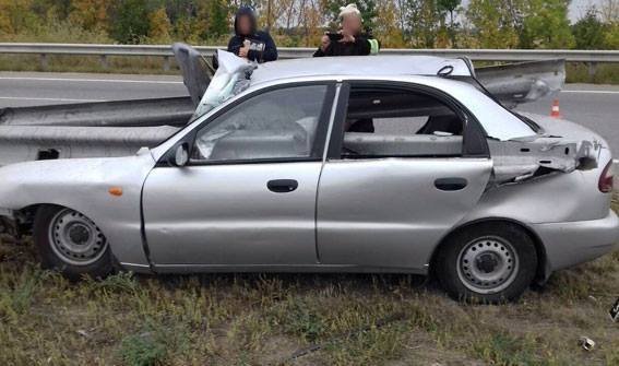 На Полтавщине Lanos «насадился» на колесоотбойник: два человека погибли На Полтавщине Lanos «насадился» на колесоотбойник: два человека погибли