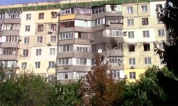В Полтаве из горящей квартиры спасли мальчика, который был дома один В Полтаве из горящей квартиры спасли мальчика, который был дома один