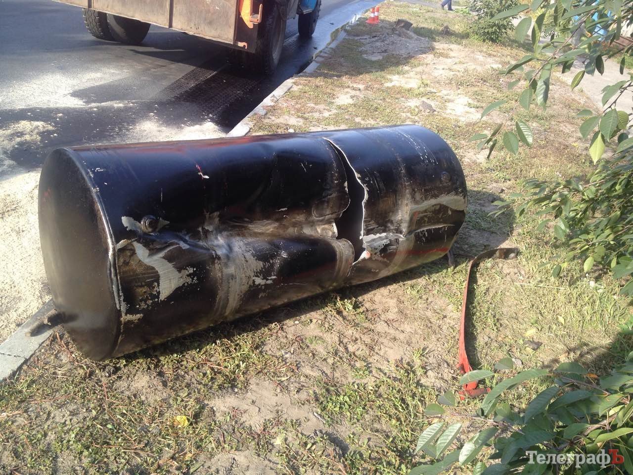 В Кременчуге на дорогу вылилось 250 литров дизельного топлива В Кременчуге на дорогу вылилось 250 литров дизельного топлива