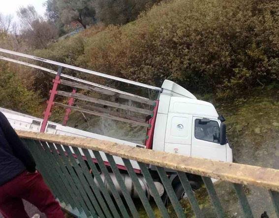 На Полтавщине фура упала с моста в реку На Полтавщине фура упала с моста в реку