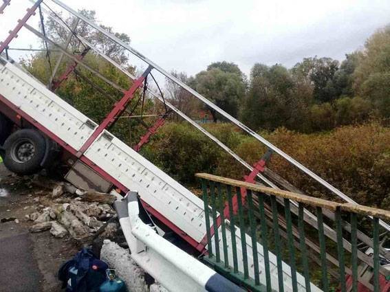 На Полтавщине фура упала с моста в реку На Полтавщине фура упала с моста в реку