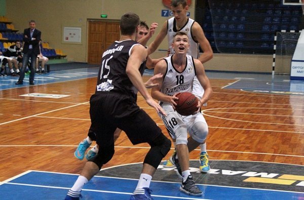 «Кремінь» перемагає «Черкаських мавп» та очолює турнірну таблицю «Кремінь» перемагає «Черкаських мавп» та очолює турнірну таблицю