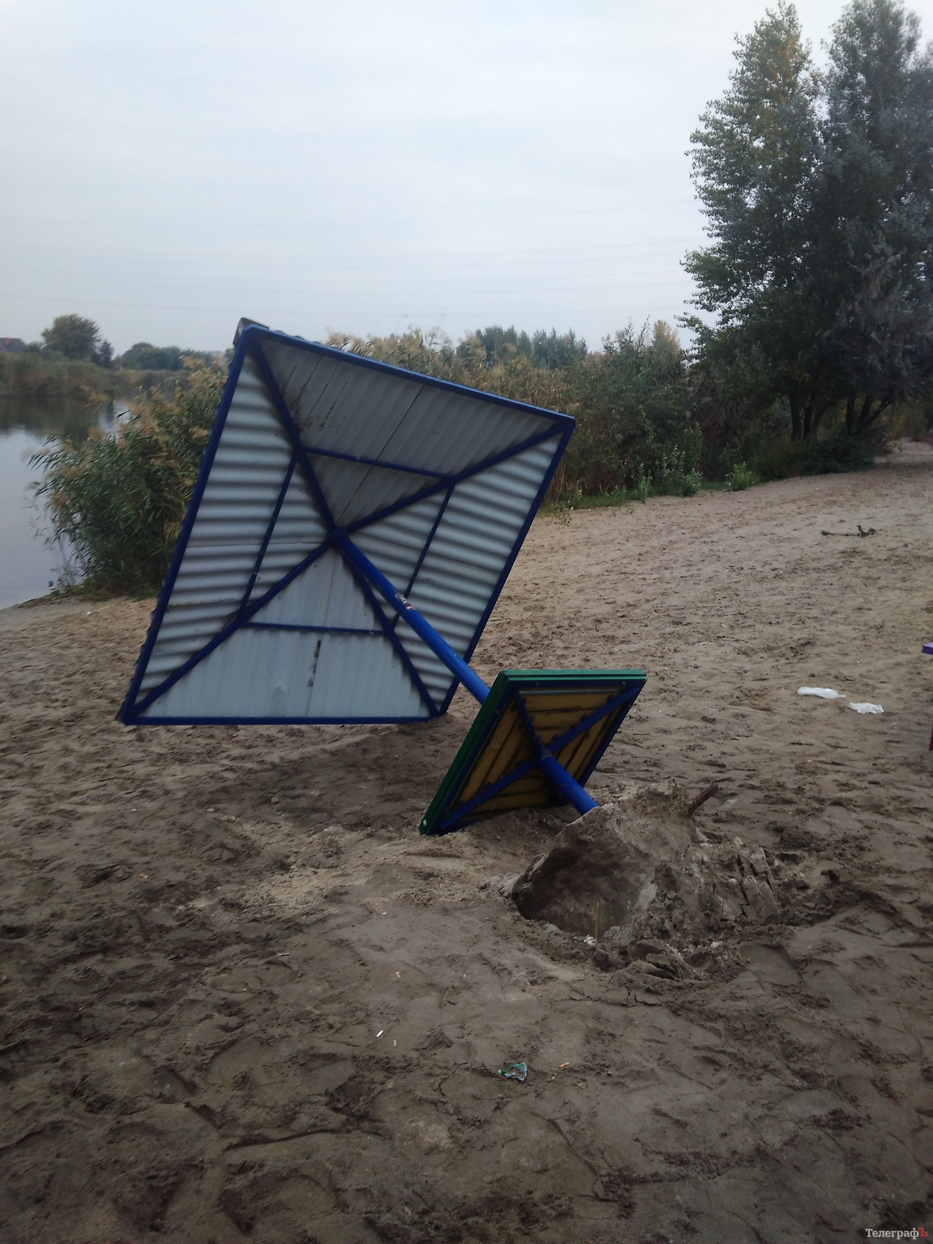 Осень - грибная пора: кременчужане пытались «собрать» пляжный грибок Осень - грибная пора: кременчужане пытались «собрать» пляжный грибок