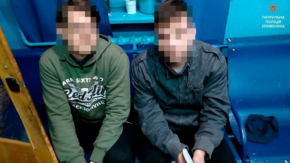 В Кременчуге двое хулиганов раскурочили железнодорожный светофор В Кременчуге двое хулиганов раскурочили железнодорожный светофор