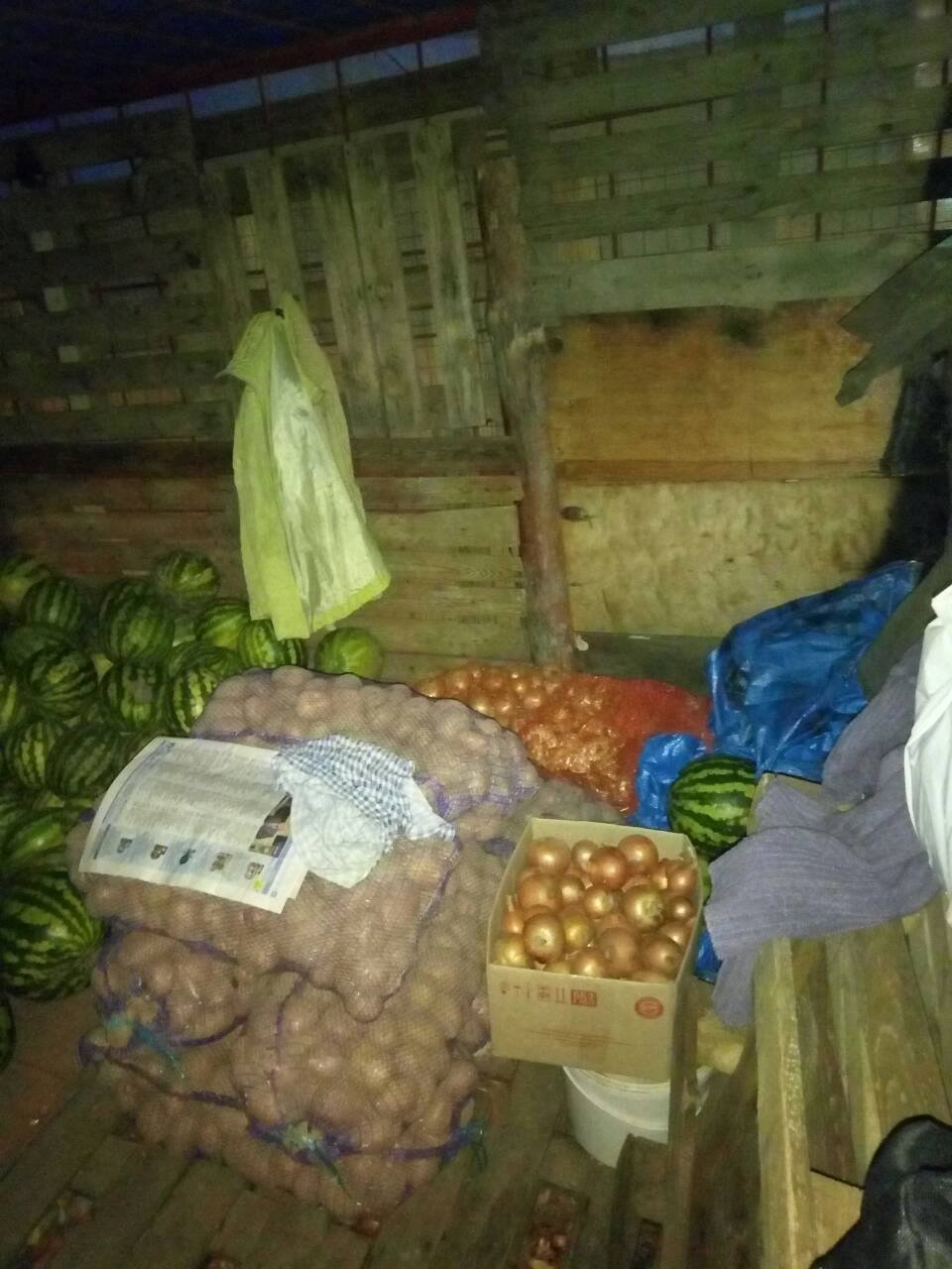 Вор-богатырь: в Полтаве мужчина нёс 5 сеток лука, которые стырил из ларька Вор-богатырь: в Полтаве мужчина нёс 5 сеток лука, которые стырил из ларька