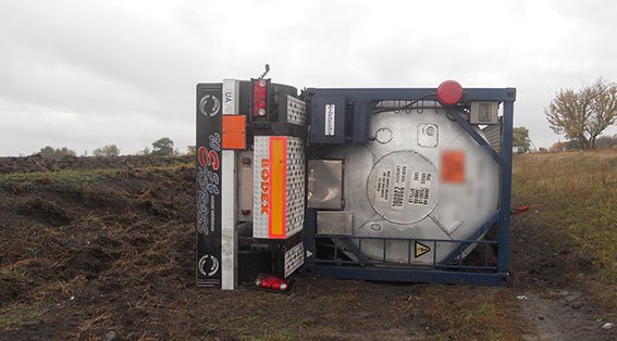 На дороге Хорол-Кременчуг перевернулся бензовоз На дороге Хорол-Кременчуг перевернулся бензовоз