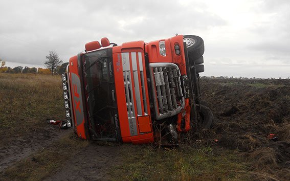 На дороге Хорол-Кременчуг перевернулся бензовоз На дороге Хорол-Кременчуг перевернулся бензовоз
