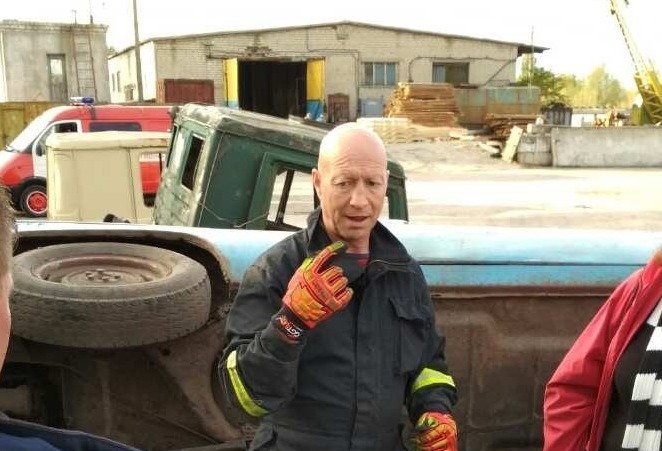 Кременчуцькі рятувальники деблокували британця з понівеченого «Москвича» Кременчуцькі рятувальники деблокували британця з понівеченого «Москвича»