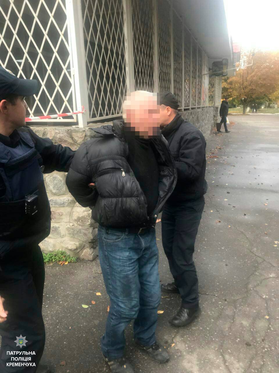 В Кременчуге патрульные поймали подозреваемого с пистолетом и ножом В Кременчуге патрульные поймали подозреваемого с пистолетом и ножом