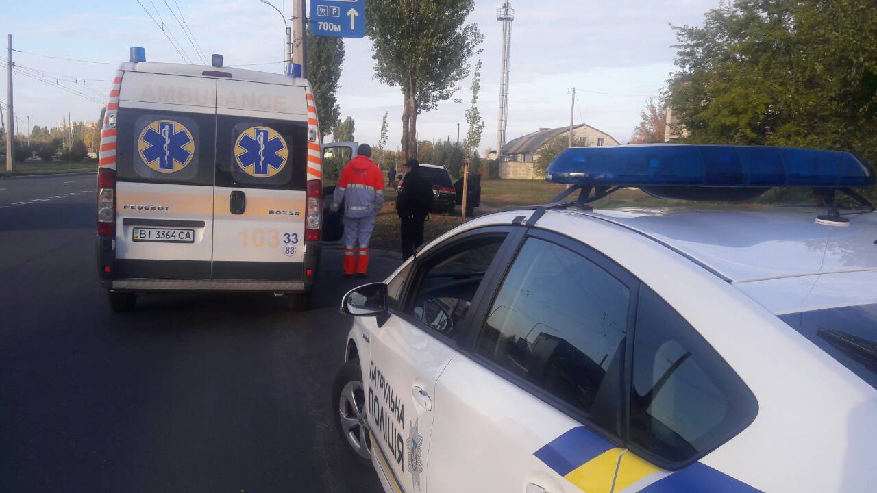 В Кременчуге автомобиль съехал с дороги и врезался в дерево В Кременчуге автомобиль съехал с дороги и врезался в дерево