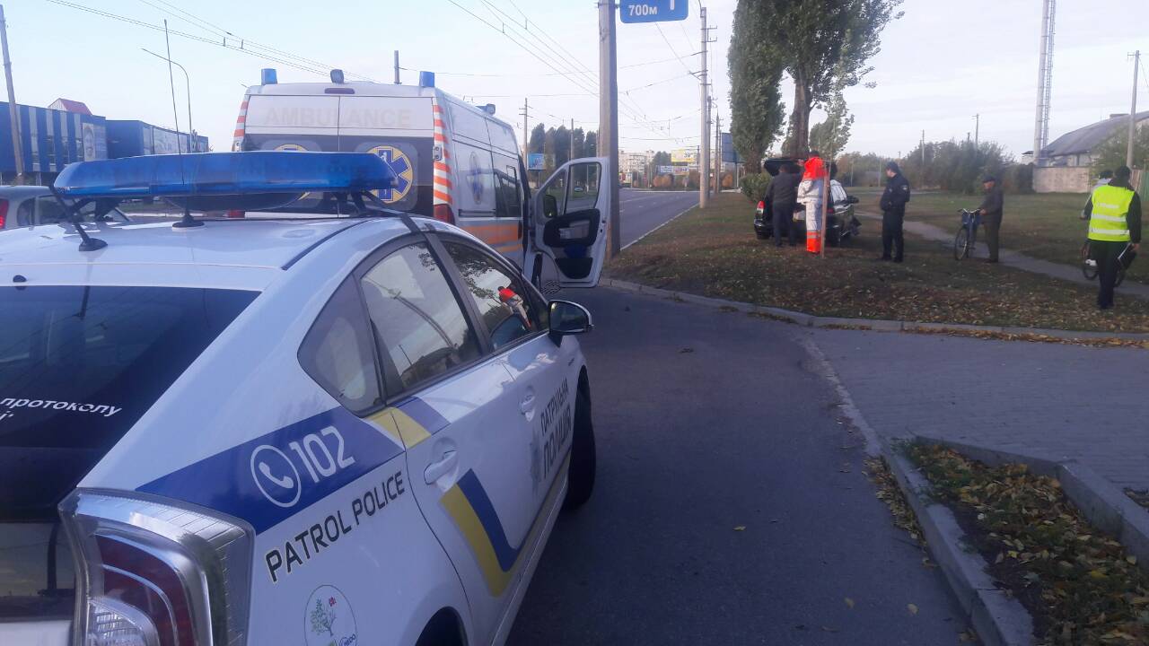 В Кременчуге автомобиль съехал с дороги и врезался в дерево В Кременчуге автомобиль съехал с дороги и врезался в дерево