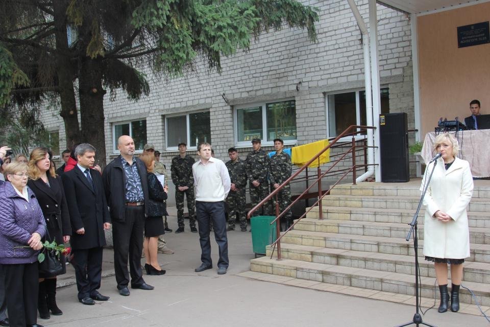 На будівлі колегіуму № 25 відкрили меморіальні дошки учасникам АТО Степану Уссу та Олегу Довбні На будівлі колегіуму № 25 відкрили меморіальні дошки учасникам АТО Степану Уссу та Олегу Довбні