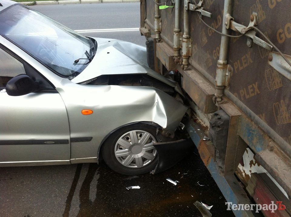 В Кременчуге Daewoo въехал в грузовик В Кременчуге Daewoo въехал в грузовик