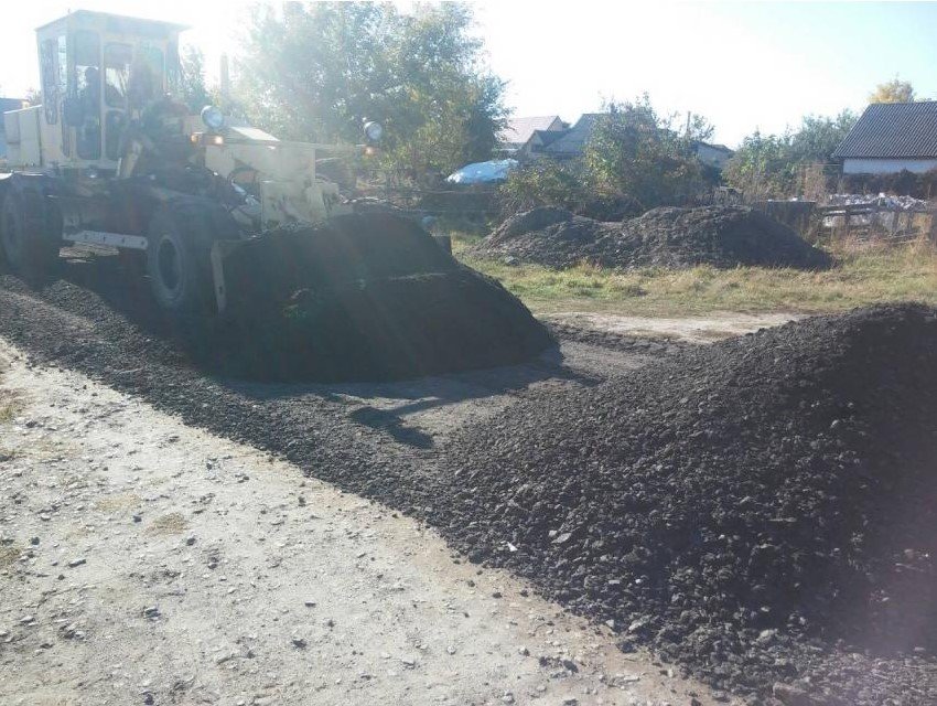 Дороги на Лашках засыпают старым асфальтом, на очереди – Вторая Занасыпь Дороги на Лашках засыпают старым асфальтом, на очереди – Вторая Занасыпь