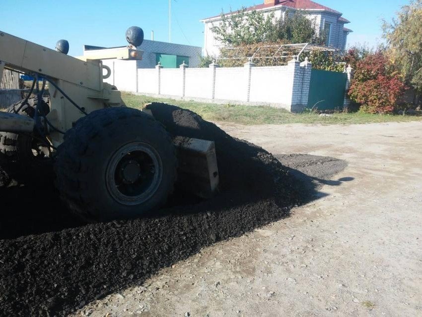 Дороги на Лашках засыпают старым асфальтом, на очереди – Вторая Занасыпь Дороги на Лашках засыпают старым асфальтом, на очереди – Вторая Занасыпь