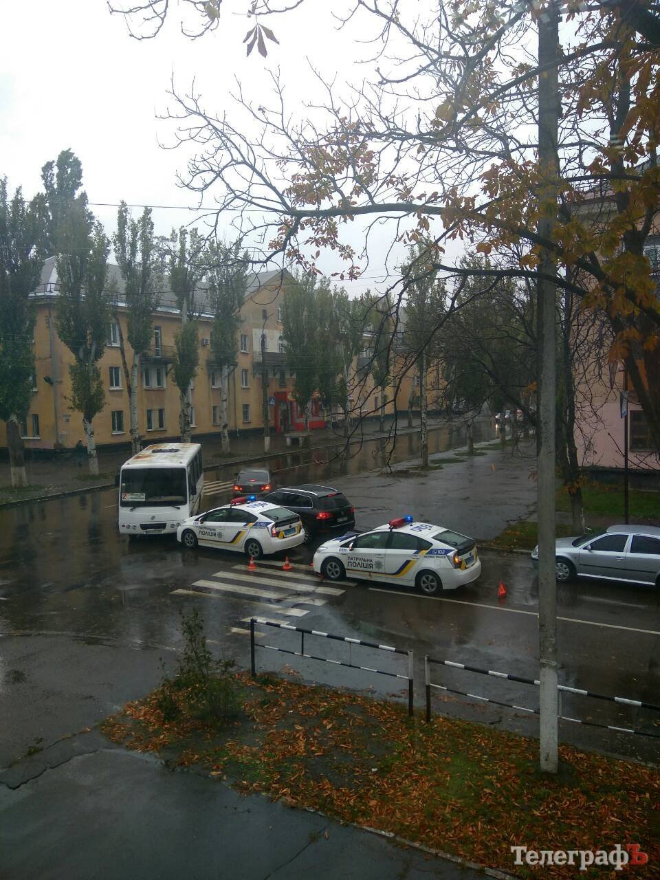 В Кременчуге не разминулись автобус и полицейский Prius В Кременчуге не разминулись автобус и полицейский Prius