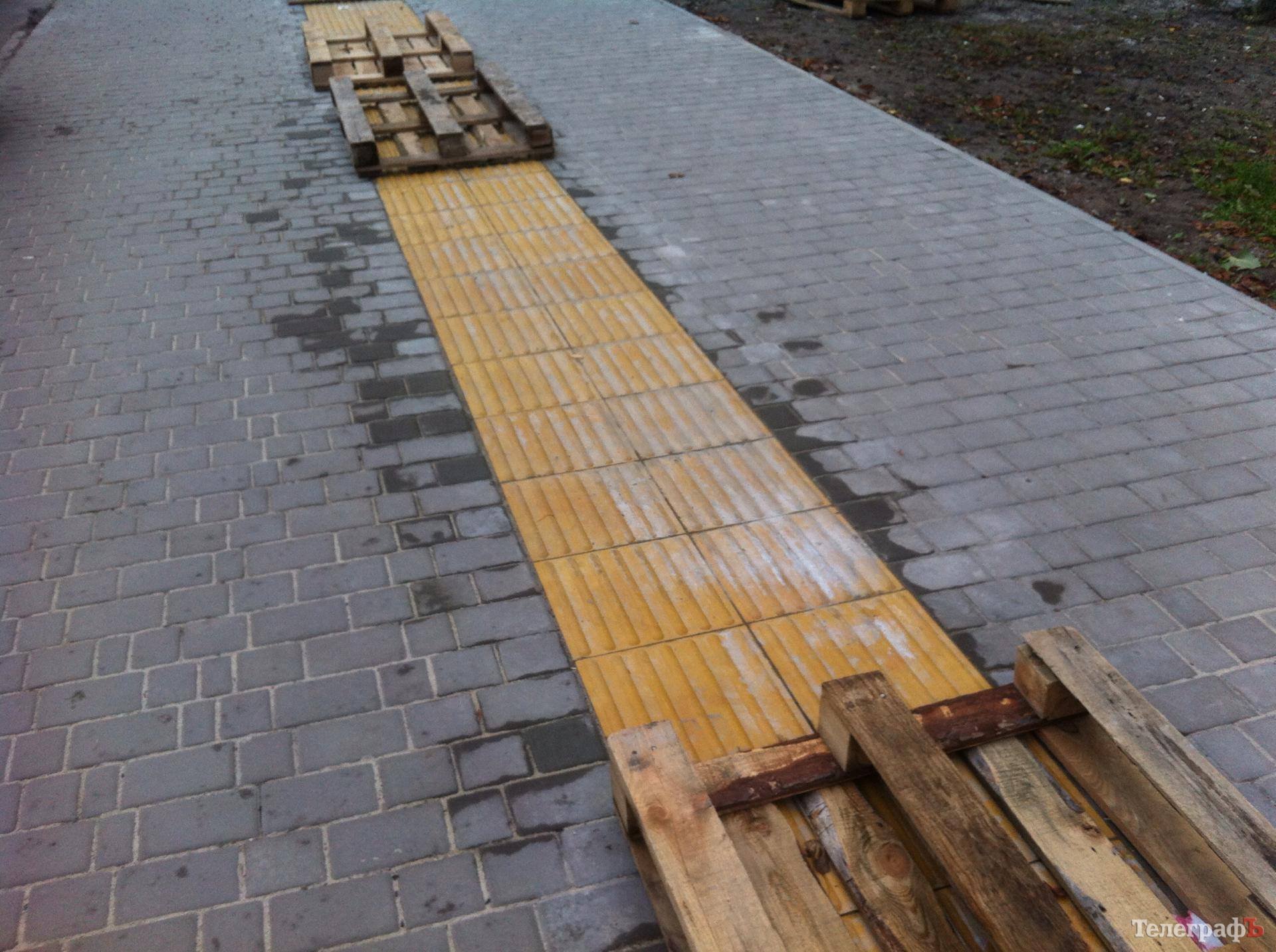 В центре Кременчуга появился тротуар для слабовидящих В центре Кременчуга появился тротуар для слабовидящих