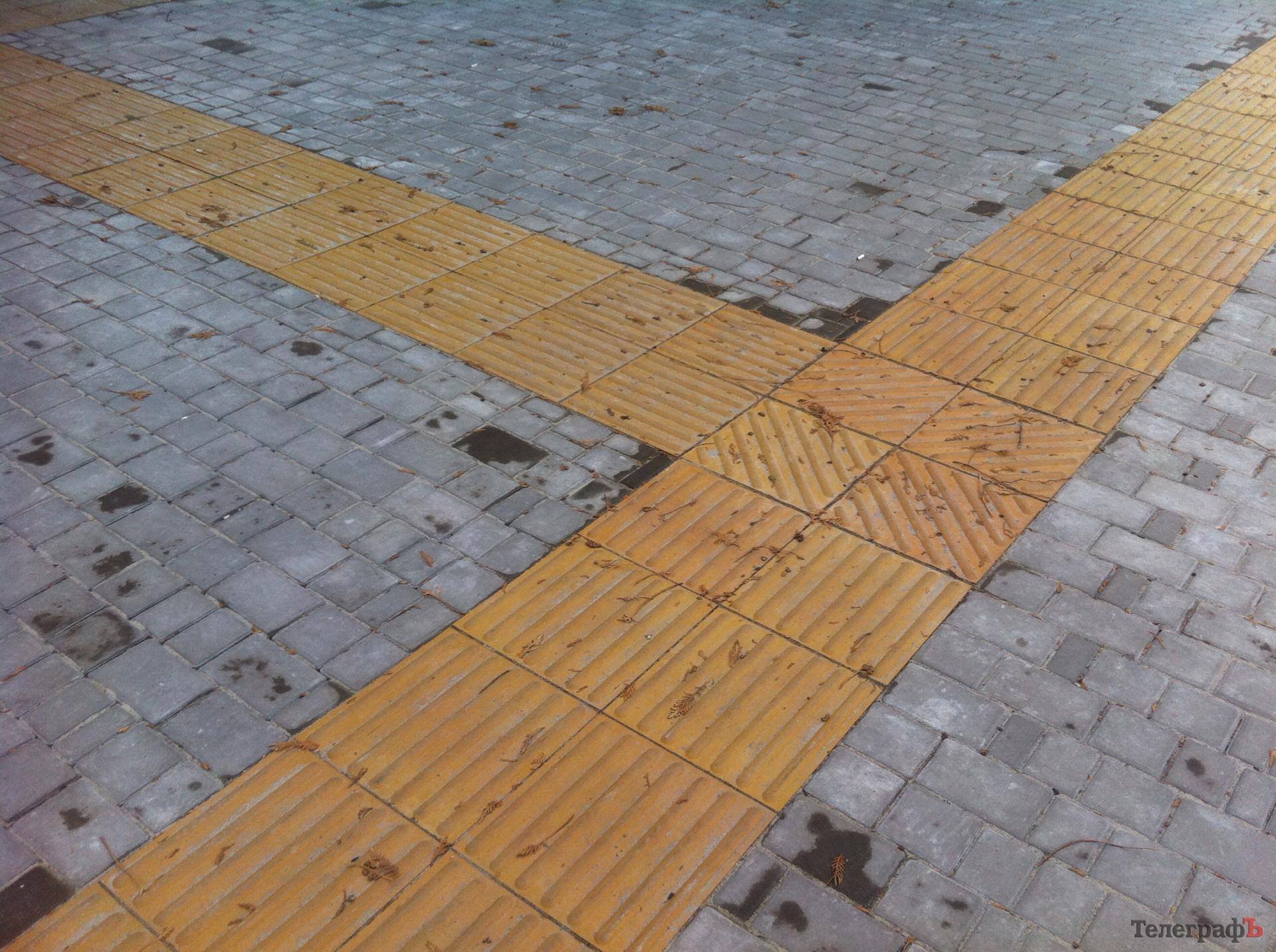 В центре Кременчуга появился тротуар для слабовидящих В центре Кременчуга появился тротуар для слабовидящих