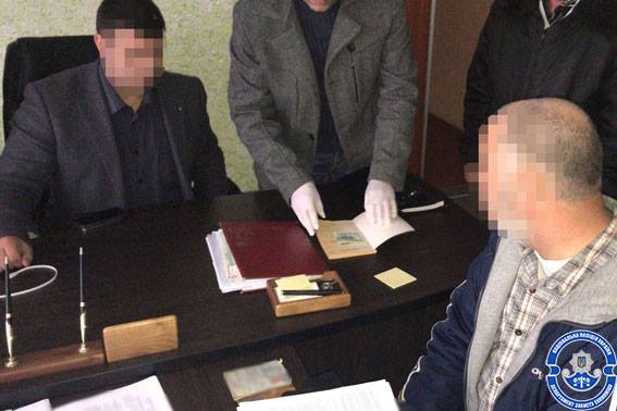 На Полтавщине из-за взятки полицейскому таможенник рискует попасть за решетку на 8 лет На Полтавщине из-за взятки полицейскому таможенник рискует попасть за решетку на 8 лет