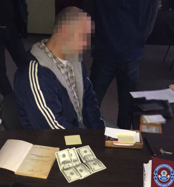 На Полтавщине из-за взятки полицейскому таможенник рискует попасть за решетку на 8 лет На Полтавщине из-за взятки полицейскому таможенник рискует попасть за решетку на 8 лет