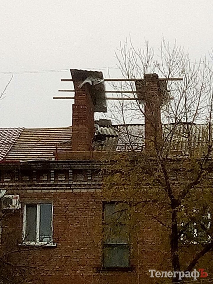 В доме на проспекте Свободы № 47 в Кременчуге опять сносит крышу В доме на проспекте Свободы № 47 в Кременчуге опять сносит крышу