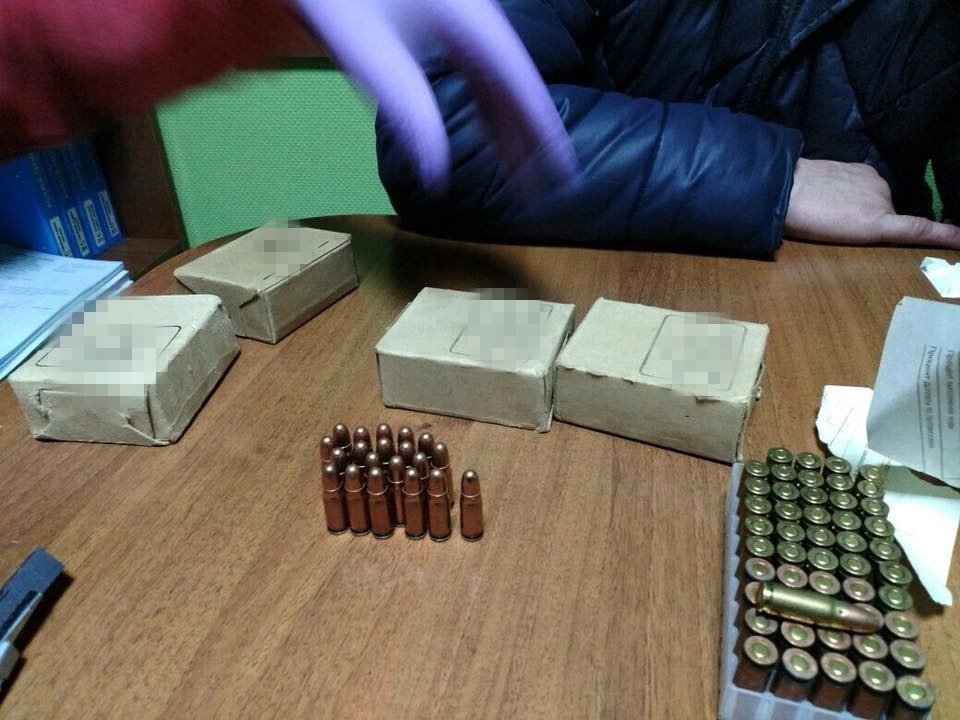 Карты, деньги, два мента: на Полтавщине полицейский с подельниками торговали оружием Карты, деньги, два мента: на Полтавщине полицейский с подельниками торговали оружием
