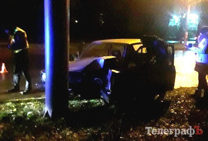 В Кременчуге пьяный водитель на Volkswagen врезался в столб В Кременчуге пьяный водитель на Volkswagen врезался в столб