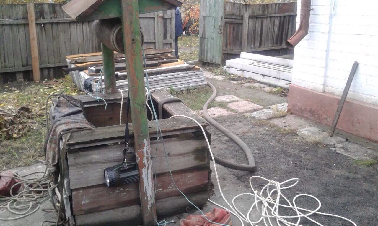 В Кременчуге спасатели доставали кота, упавшего в колодец В Кременчуге спасатели доставали кота, упавшего в колодец