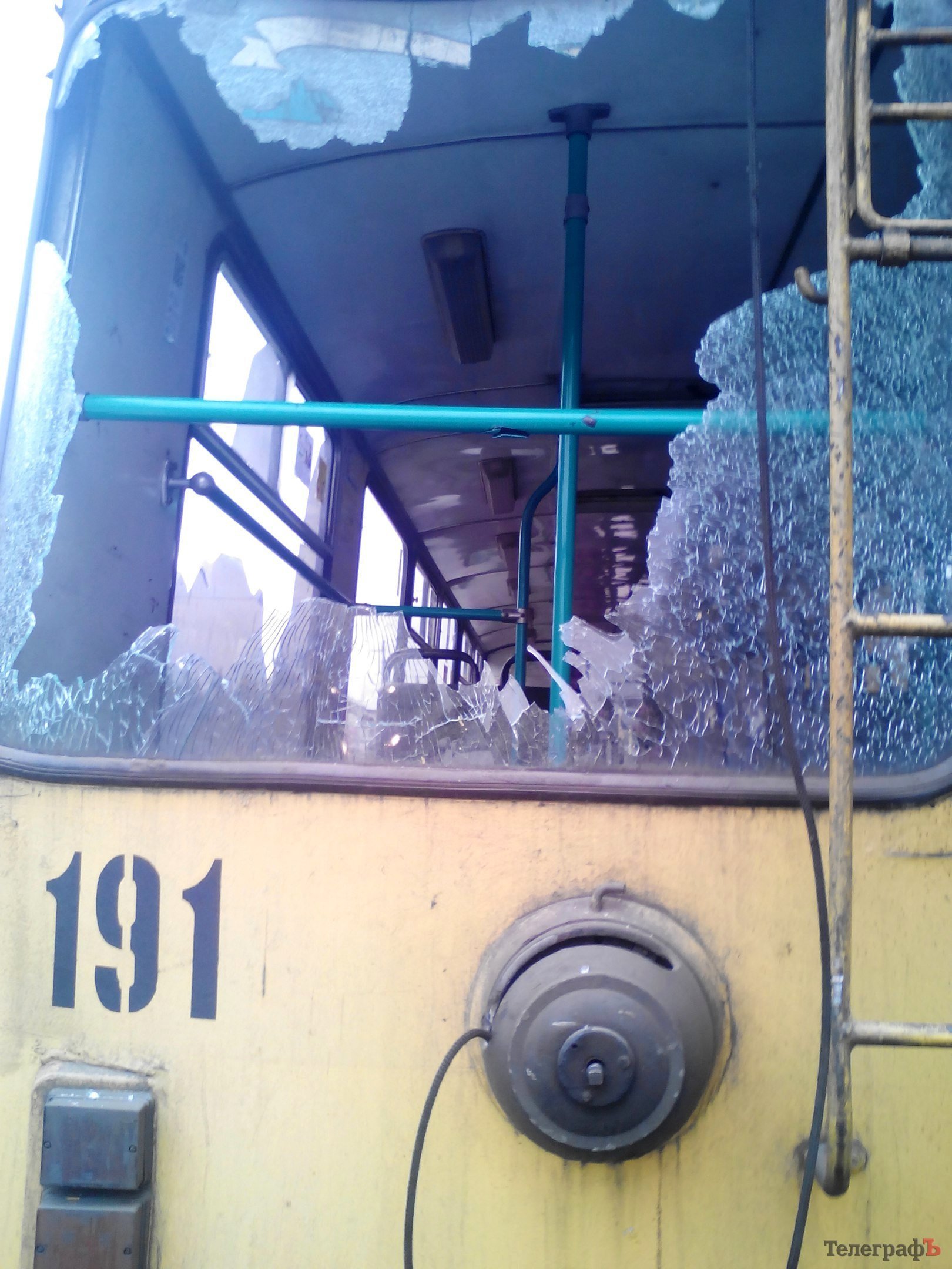 «Осколки стекла посыпались на ребенка», - кременчужанка об обрыве троллейбусной линии «Осколки стекла посыпались на ребенка», - кременчужанка об обрыве троллейбусной линии