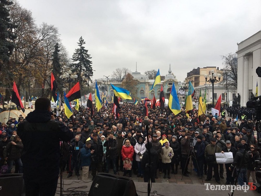 Кременчужани стоять під Радою недарма – є перемога! Кременчужани стоять під Радою недарма – є перемога!